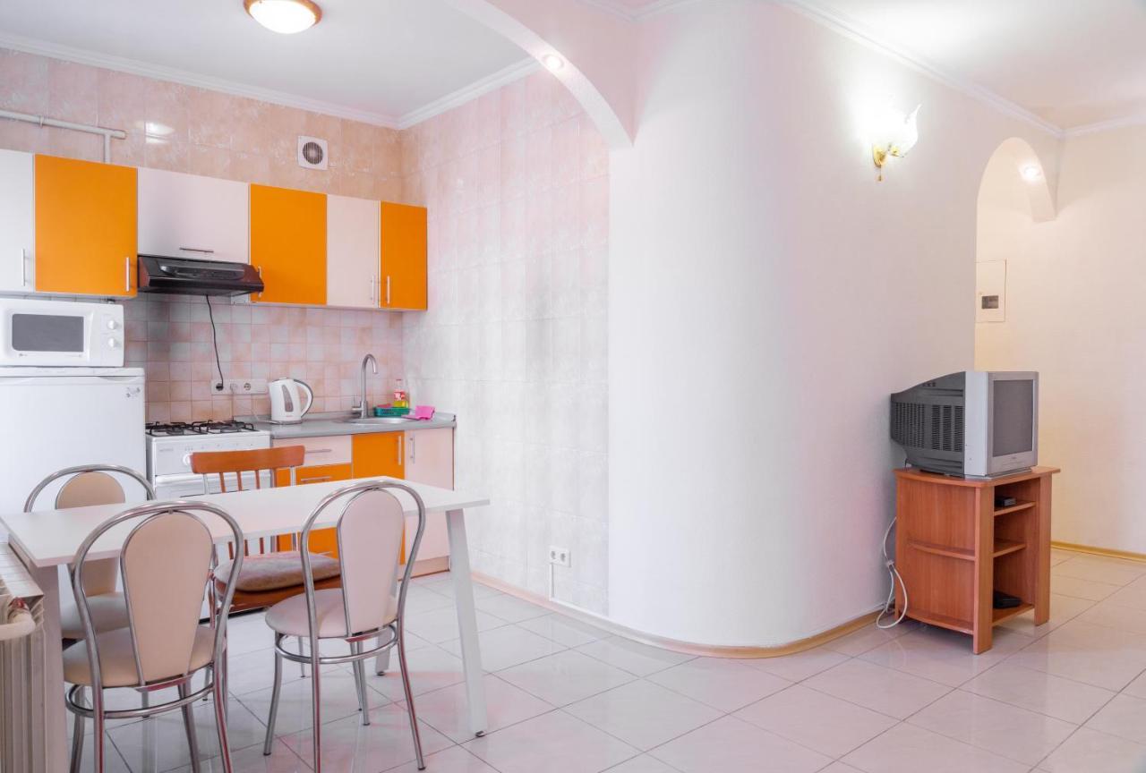 Apartment Triokhsviatytelskaya Street 3 Київ Екстер'єр фото