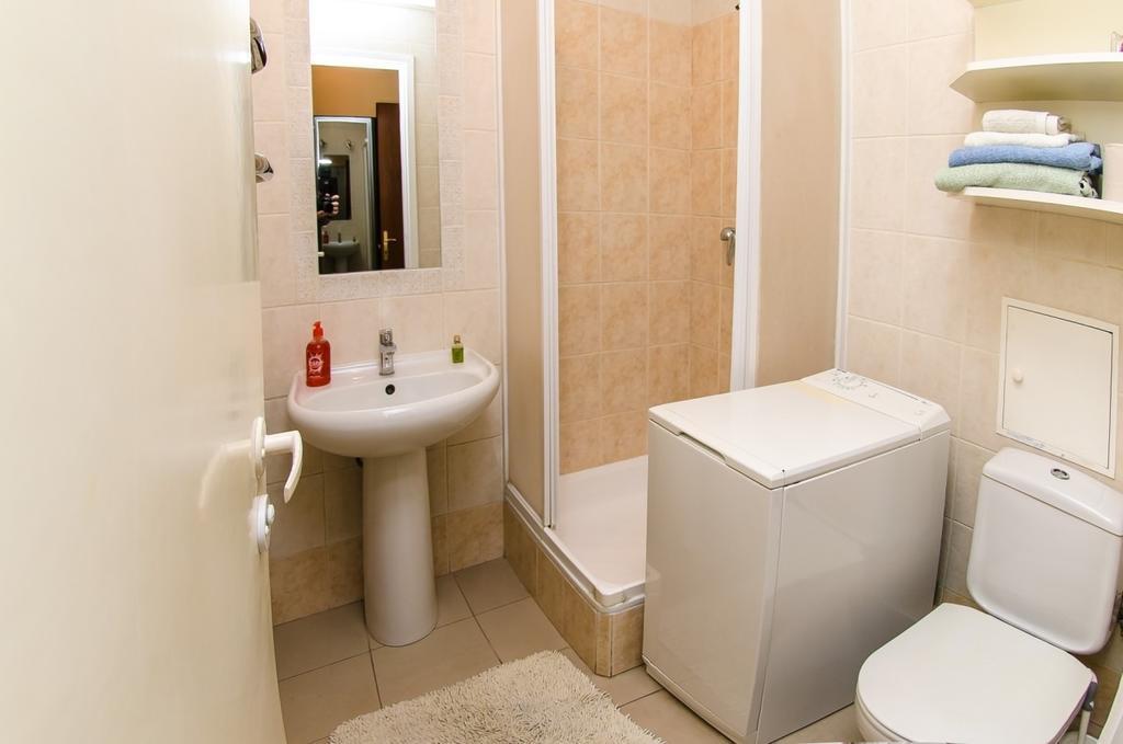 Apartment Triokhsviatytelskaya Street 3 Київ Екстер'єр фото