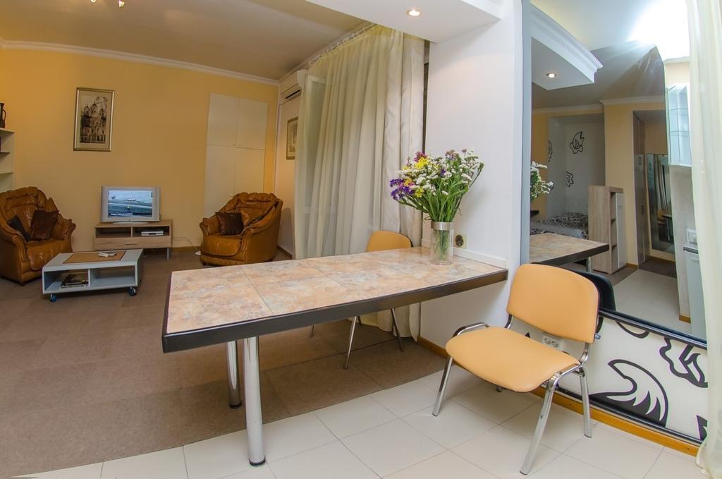 Apartment Triokhsviatytelskaya Street 3 Київ Екстер'єр фото